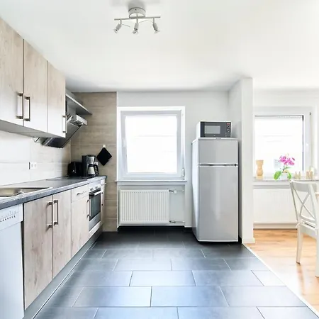 Hasenheide - Mit 3 Schlafzimmern Und Balkon Mit Landschaftsblick *